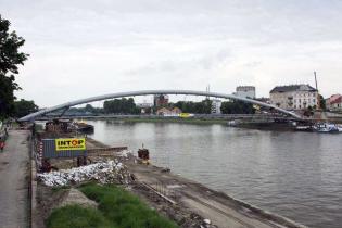 Przekładanie kładki nad Wisłą -  20.06.2010; fot.: INTOP Tarnobrzeg