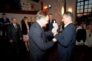 Tomasz Tutaj z firmy UNIMARK sp. z o.o. odbiera nagrodę TYTAN za zwycięstwo w kategorii firma roku. Nagrodę wręcza dr inż. Karol Ryż z Politechniki Krakowskiej