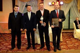 Od lewej: Jerzy Szewczuk z Zakładu Usług Specjalistycznych MPWiK sp. z o.o., Tomasz Daniłoś, prezes firmy INFRA S.A., Gabriel Benisz z firmy INFRA S.A. z nagrodą TYTAN 2012 oraz dr Krzysztof Głuc - Wiceprezes Zarządu ds. strategii i rozwoju Sądeckich Wodo