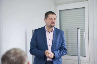 Pokaz odcinka kanalizacji zbudowanego z rur żelbetowych z okładziną PEHD o profilu jajowym – największych z oferty HABA-Beton. Na zdjęciu Marcin Cwielong/HABA-Beton. Fot. Quality Studio dla www.i