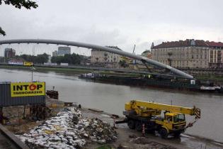 Przekładanie kładki nad Wisłą -  20.06.2010; fot.: INTOP Tarnobrzeg