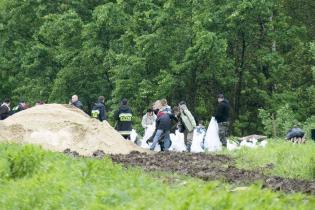 odbudowa wału przeciwpowodziowego w okolicy ul. Wioślarskiej - w akcji udział biorą żołnierze, straż pożarna i wolontariusze