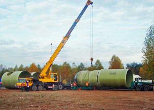 Podnoszenie rur DN3800 z pojazdów transportowych. Fot. z archiwum Polonia PR s.c.