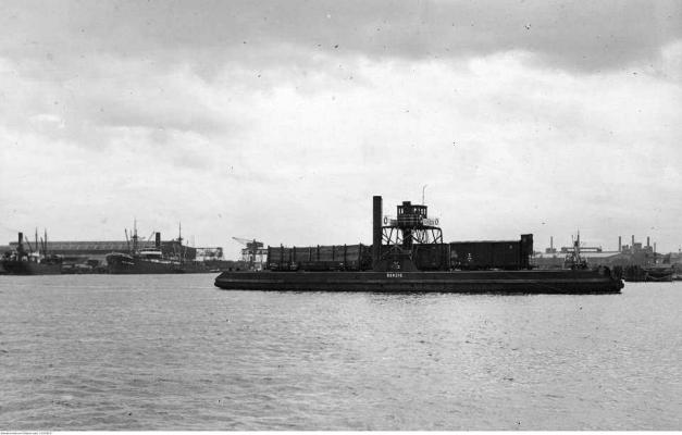 Zdjęcie Prom transportujący wagony kolejowe na wyspę Holm (obecnie Ostrów).
Data wydarzenia: 1926. Fot. Narodowe Archiwum Cyfrowe.