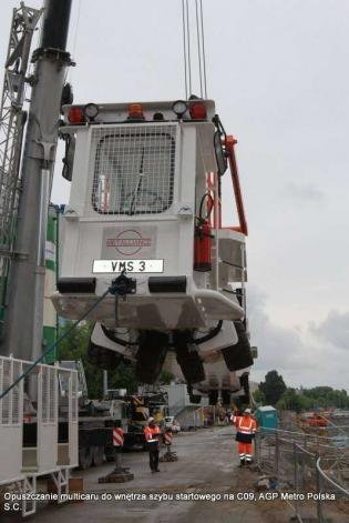 Opuszczanie multicaru na dno szybu startowego C09. Fot.  z archiwum AGP Metro Polska / stan na 14.05.2012 r.