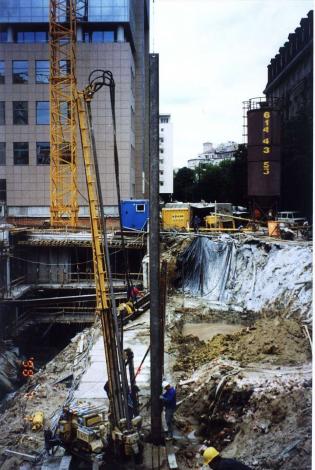 2. Zdjęcie przedstawia prace przy naprawie ściany wykopu. Fot. z archiwum Keller Polska sp. z o.o.