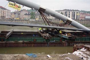 Przekładanie kładki nad Wisłą -  20.06.2010; fot.: INTOP Tarnobrzeg