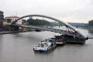 Przekładanie kładki nad Wisłą -  20.06.2010; fot.: INTOP Tarnobrzeg