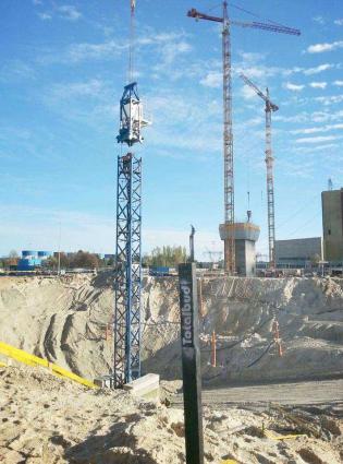 Wstępne roboty ziemne Totalbudu i montaż dźwigu na terenie Elektrowni Kozienice. Fot. z archiwum Polonia PR s.c.