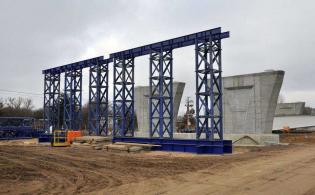 Podpora tymczasowa do montażu konstrukcji stalowej estakady. Stan na listopad 2011 / fot. Link PR