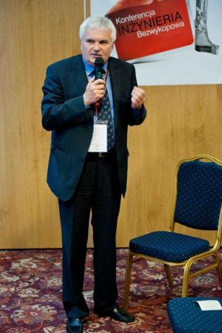 Dyskusje podczas panelu dyskusyjnego dotyczącego technologii bezwykopowych w rehabilitacji przewodów grawitacyjnych. Prof. dr hab. inż. Cezary Madryas z Politechniki Wrocławskiej. Fot. Quality Studio dla www.inzynieria.com