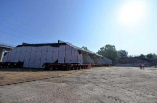 Ten obiekt (podobnie jak tunel znajdujący się pod trasą kolejową do Legionowa i Gdańska, widoczny na końcu ul. Kawęczyńskiej) został zbudowany obok torów a następnie przewieziony w docelowe miejsce. Fot. R. Motyl