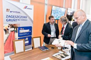 Stoiska firmowe podczas I Konferencji Budownictwo Podziemne 2015 / Dyskusje kuluarowe / fot. Quality Studio dla www.inzynieria.com