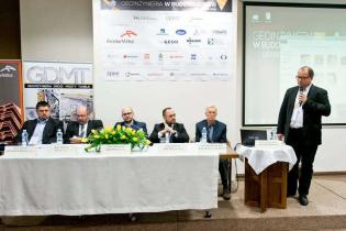 Panel dyskusyjny: Projektowanie na podłożu wzmocnionym podatnymi kolumnami o małej nośności. Od lewej: Adam Zaremba - MENARD POLSKA sp. z o.o., Robert Sołtysik - Soley sp. z o.o., Michał Marchwicki - Keller Polska sp. z o.o., Andrzej Kruczek - PILETEST sp