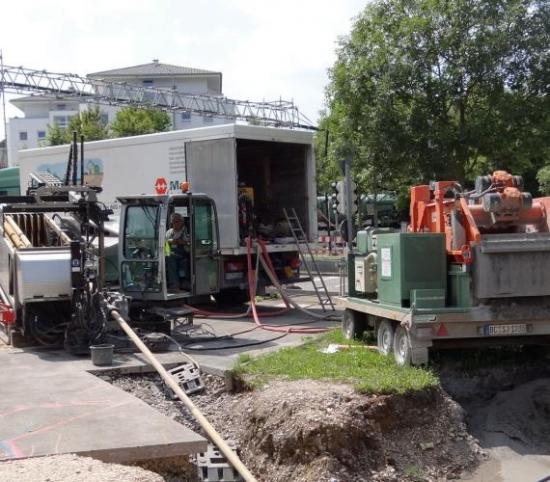Zdjęcie Reutlingen (Niemcy): W ramach realizacji projektu w Reutlingen wykonany został także przewiert na głębokości sięgającej do 8,5 m na potrzeby budowy wodociągu. Jego długość liczyła 370 m. Zainstalowano rurę DN400 z żeliwa ciągliwego ze złączkami przenoszącymi siły wzdłużne.

