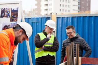 Pokaz odcinka kanalizacji zbudowanego z rur żelbetowych z okładziną PEHD o profilu jajowym – największych z oferty HABA-Beton. Na zdjęciu (w środku) Tomasz Poloczek/HABA-Beton. Fot. Quality Studio