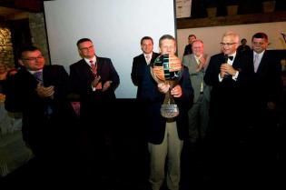 Tomasz Tutaj z firmy UNIMARK sp. z o.o. z nagrodą z okazji dwudziestolecia istnienia firmy od przyjaciół z branży. Od lewej: Tomasz Szczepański z MC-Bauchemie sp. z o.o., Paweł Kośmider redaktor naczelny dwumiesięcznika \