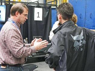 Tracy Schmitz, dyrektor fabryki Doosan-Bobcat w Dobris oprowadza dziennikarzy