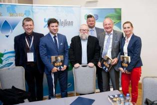 Od lewej: Krzysztof Waligórski - AVK Armadan, Hubert Klikowicz - AVK Armadan, Jerzy Bralczyk, Tomasz Goździor - Blejkan S.A., Andrzej Malinowski – Dąbrowskie Wodociągi / fot. Quality Studio dla w