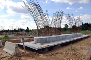 Prace przy podporach lewobrzeżnych estakad, stan na wrzesień 2011 / fot. Link PR