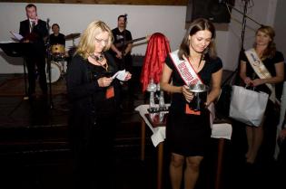 Uroczysta Gala wręczenia branżowych nagród TYTAN 2011 podczas IX Międzynarodowej Konferencji, Wystawy i Pokazów Technologii INŻYNIERIA Bezwykopowa 2011. Od lewej: Monika Socha-Kośmider