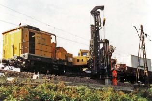 Aarsleff sp. z o.o. ponad dwadzieścia lat temu wdrożyła w Polsce technologię pali prefabrykowanych do posadowienia słupów trakcyjnych, która po dziś dzień jest podstawową technologią wykorzystywaną na kolei. Na zdjęciu trasa Gorzkowice - Gomunice, 1998 r.