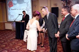 Urszula Stolarczyk z firmy Nawitel sp. z o.o. sp. k. odbiera nagrodę TYTAN 2013 w kategorii 