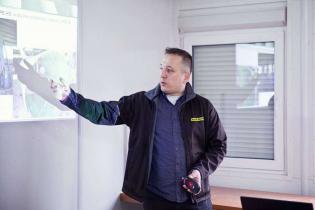 Pokaz odcinka kanalizacji zbudowanego z rur żelbetowych z okładziną PEHD o profilu jajowym – największych z oferty HABA-Beton. Na zdjęciu Tomasz Poloczek/HABA-Beton. Fot. Quality Studio dla www.i