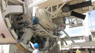 Na dole widoczne urządzenie do układania tubingów wraz z siłownikami. Fot. Gdańskie Inwestycje Komunalne sp. z o.o. (stan na 2 sierpnia 2012 r.)