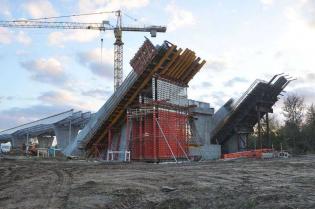 Prace ziemne na fundamencie podpory brzegowej mostu (strona lewa). Stan na październik 2012 / fot. Link PR