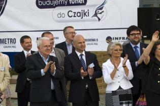 Na pierwszym planie od lewej: Henryk Brzuchacz - Prezes Zarządu MPWiK w m. st. Warszawa S.A., Adam Chwieduk - Członek Zarządu MPWiK w m. st. Warszawa S.A., Hanna Krajewska - Członek Zarządu MPWiK w m. st. Warszawa S.A., Jarosław Jóźwiak, wicedyrektor gabi