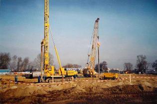 Zagęszczanie metodą wibroflotacji systemu Kellera objęło około 44 000 m3 gruntu. Zdjęcie przedstawia zagęszczanie gruntu metodą wibroflotacji systemu Kellera. Fot. z archiwum Keller Polska sp. z o.o.