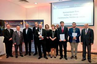 Jury oraz laureaci nagród. Od lewej: dr hab. inż. Maciej Kumor, prof. UTP - Uniwersytet Technologiczno-Przyrodniczy w Bydgoszczy, prof. dr hab. inż. Kazimierz Gwizdała - Politechnika Gdańska, dr hab. inż. Andrzej Truty prof. PK - Politechnika Krakowska, p