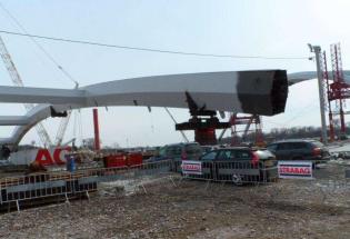 Montaż pierwszego łuku. 28 marca 2013 / fot. Link PR