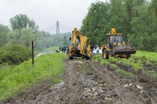 odbudowa wału przeciwpowodziowego w okolicy ul. Wioślarskiej - w akcji udział biorą żołnierze, straż pożarna i wolontariusze