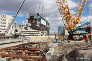 Opuszczanie części zaplecza do szybu startowego - 02.04.2012 r. / fot. z archiwum AGP Metro Polska