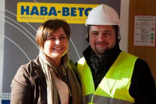 Magdalena Malcherczyk, Dyrektor Marcin Cwielong, HABA-Beton Johann Bartlechner sp. z o.o. podczas wycieczki po fabryce. Fot. www.inzynieria.com