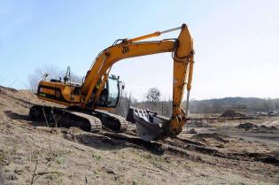 Ciężki sprzęt na lewobrzeżu, stan na kwiecień 2011 / fot. Link PR