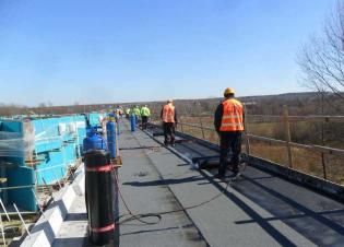 Wykonanie izolacji płyty ustroju i montaż dylatacji. Fot. Zarząd Dróg Wojewódzkich w Lublinie