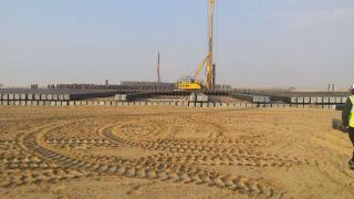 W zachodnim Kazachstanie firma Keller podjęła się wykonania robót palowych na niespotykaną skalę. Zadanie, które jest aktualnie realizowane, obejmuje dostawę i wbicie około 35 000 pali prefabrykowanych o przekroju 40 x 40 cm oraz długości od 12 do 16 m. J