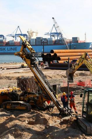 Roboty obejmowały wykonanie mikropali kotwiących z żerdzi T103S o długości do 36 m i nachylonych pod kątem 45 st. Na zdjęciu wykonywanie ukośnych mikropali, kotwiących belkę odlądową. Fot. Z archiwum Keller Polska sp. z o.o.