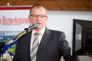 Mirosław Cecuga z Firmy Sezam-Instal sp.j. prezentuje technologię FAST do budowy sieci światłowodowych w miejskich sieciach kanalizacji ściekowej / fot. inzynieria.com