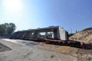 Teraz drogowcy rozpoczną odbudowę odcinka linii kolejowej nad tunelem. Fot. R. Motyl