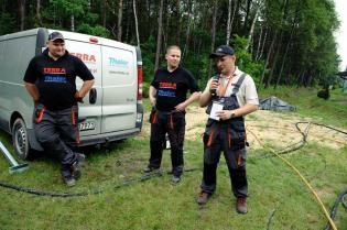 Jarosław Kubiak i Przemysław Descher z załogi Terra Thaler Sebastian Grygorcewicz oraz  Krzysztof Kublik z JL Maskiner w Polsce sp. z o.o. Fot. Quality Studio dla www.inzynieria.com