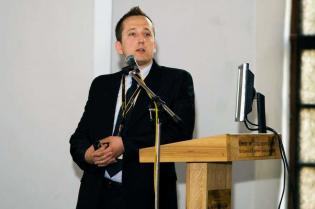 Tomasz Poloczek z firmy HABA-BETON Johann Bartlechner sp. z o.o. przedstawia projekt polegający na realizacji gigantycznego mikrotunelu z wykorzystaniem rur DA4100 DN3200 w Monachium / fot. inzynieria.com