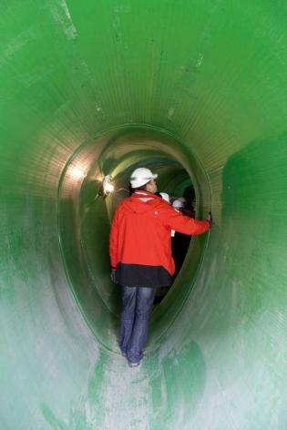 Pokaz odcinka kanalizacji zbudowanego z rur żelbetowych z okładziną PEHD o profilu jajowym – największych z oferty HABA-Beton. Fot. Quality Studio dla www.inzynieria.com