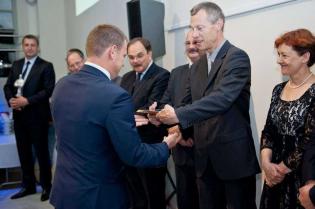 Tomasz Herok z Gminnego Zakładu wodociągów i Kanalizacji w Krzyżowicach odbiera nagrodę -Tytanowy Laur Inwestora - z rąk dr. inż. Andrzeja Kolonko / fot. Quality Studio dla www.inzynieria.com