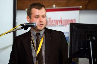 Dr inż. Tomasz Abel z Politechniki Wrocławskiej rozważa problemy napraw murowanych oraz betonowych studni i komór jako elementu renowacji grawitacyjnych sieci kanalizacyjnych  / fot. inzynieria.com