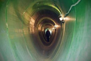 Pokaz odcinka kanalizacji zbudowanego z rur żelbetowych z okładziną PEHD o profilu jajowym – największych z oferty HABA-Beton. Fot. Quality Studio dla www.inzynieria.com