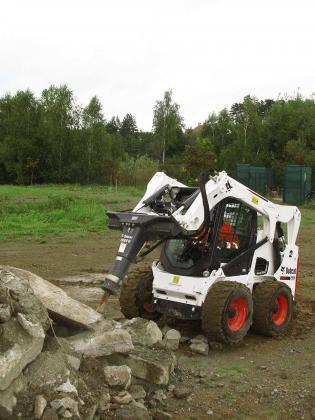 Testy młotów Montabert zamocowanych na miniładowarkach Bobcat